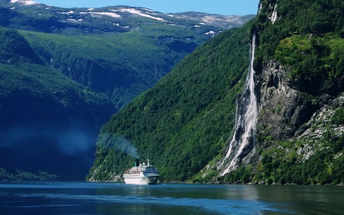 Какая страна имеет природную достопримечательность фьорды. Фьорд Хардангер Норвегия. Норвегия Осло Гейрангер. Гейрангер-Фьорд Норвегия. Залив Осло-Фьорд.