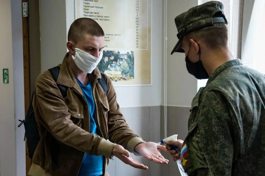 Мобилизация в россии фото. Призывники срочники. Военкоматы отчитались. Весенний призыв 2021 года. Вручение повесток призывникам.