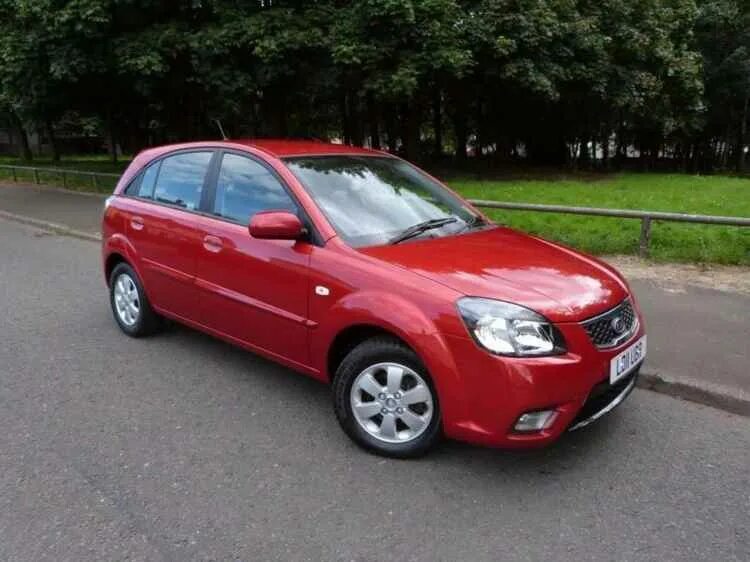 Kia Rio 2011 белый 1.4 л. л. 2WD автомат с пробегом 174 000 км Автомолл "Белая Б