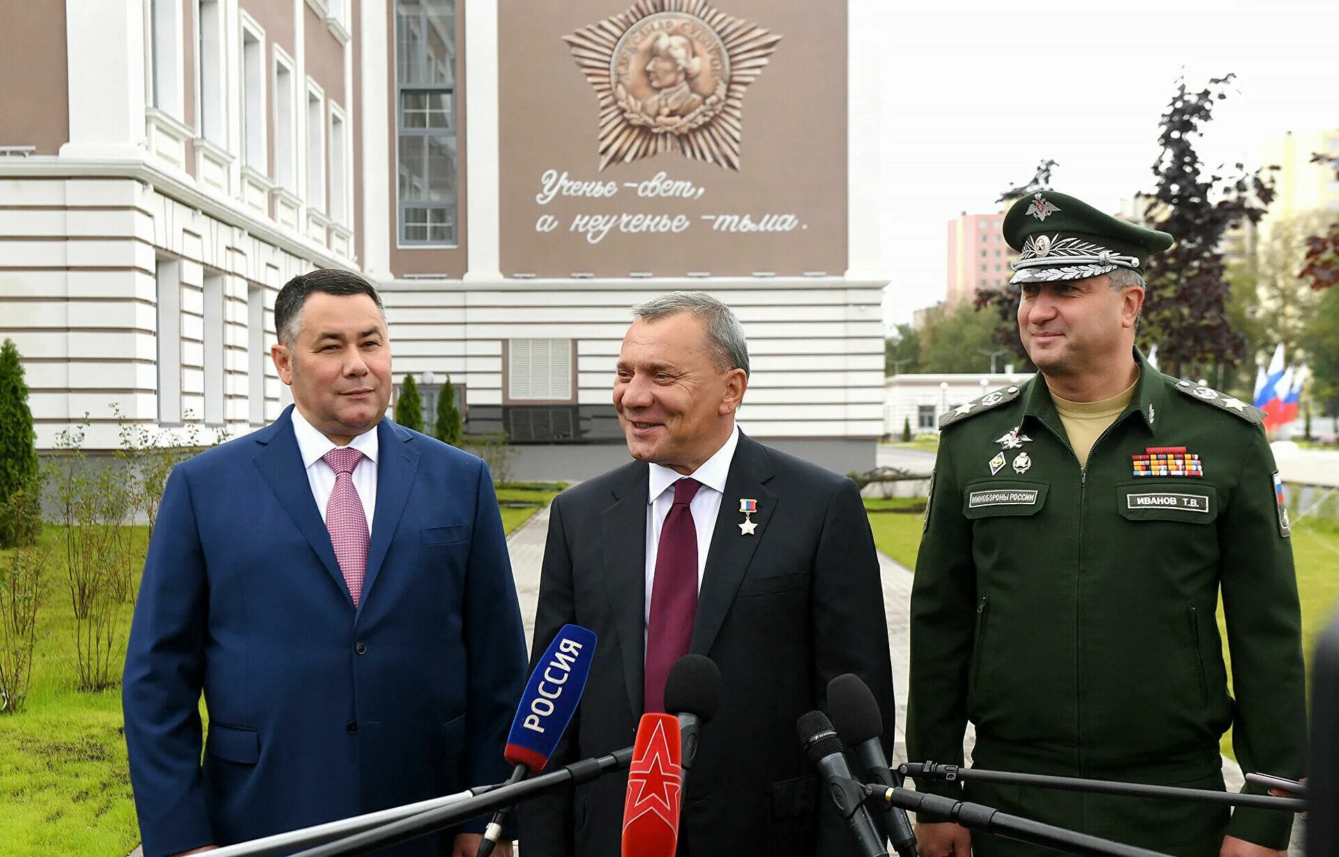 Открытие суворовского училища. Иркутское суворовское военное училище. Памятник фильму офицеры в екатеринбурге. Открытие суворовской. Суворовское калининское училище в твери.
