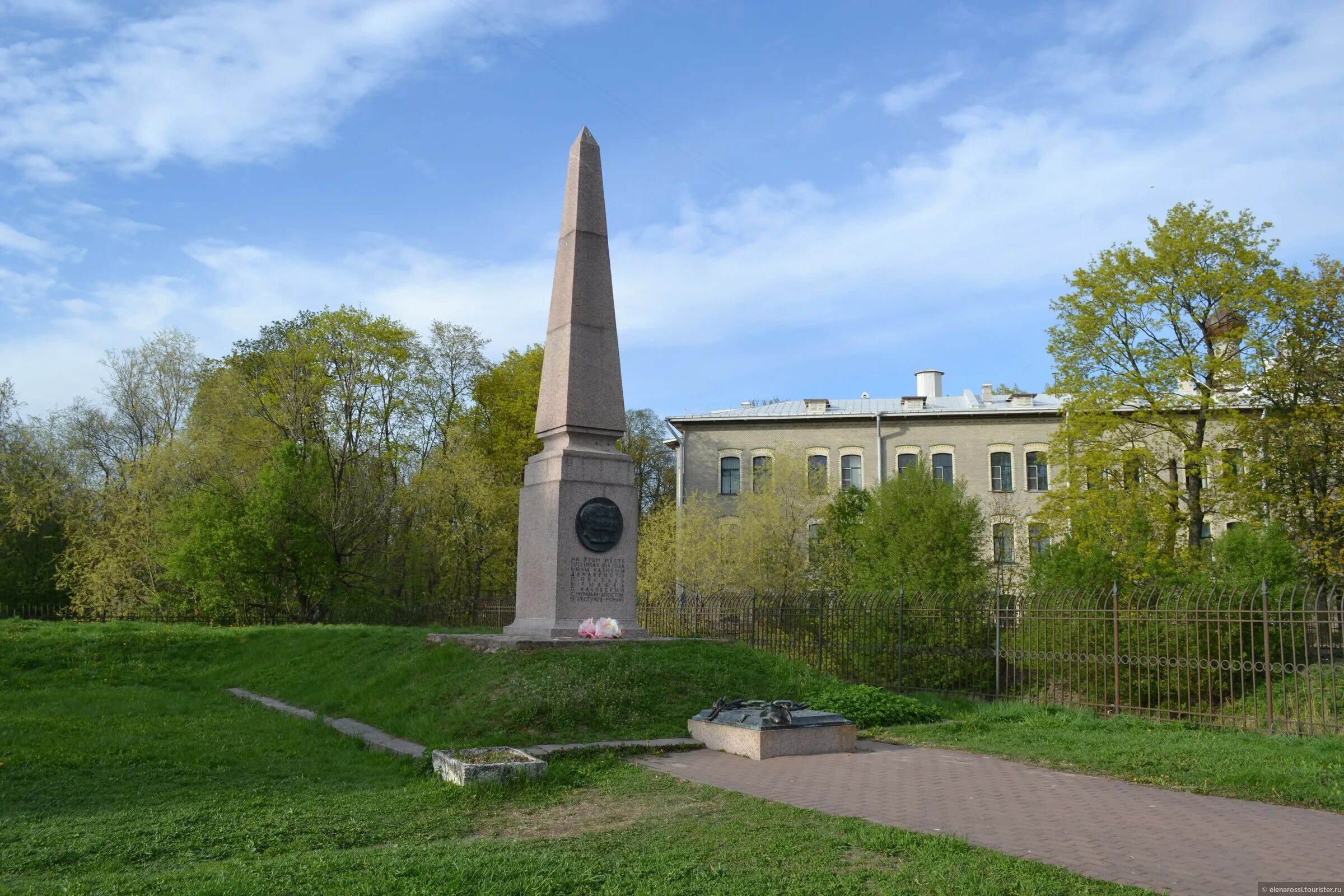 декабристы в петербурге места. место казни декабристов в санкт-петербурге на карте. декабристы в петербурге места. обелиск декабристам в петропавловской крепости. остров голодай могилы декабристов.