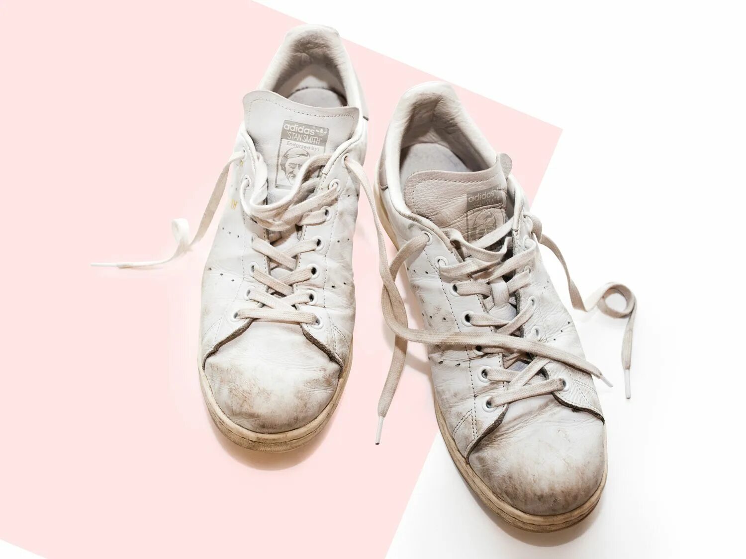 Dirty Shoes. Грязные шнурки. White Sneakers Dirty. Dirty Sneakers for women on. Dirty worn