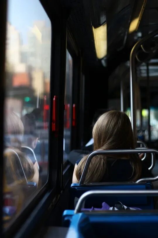 В окне автобуса поплыл. Окно автобуса. Девочка в автобусе. Вид из окна автобуса. Девочка в окне автобуса.