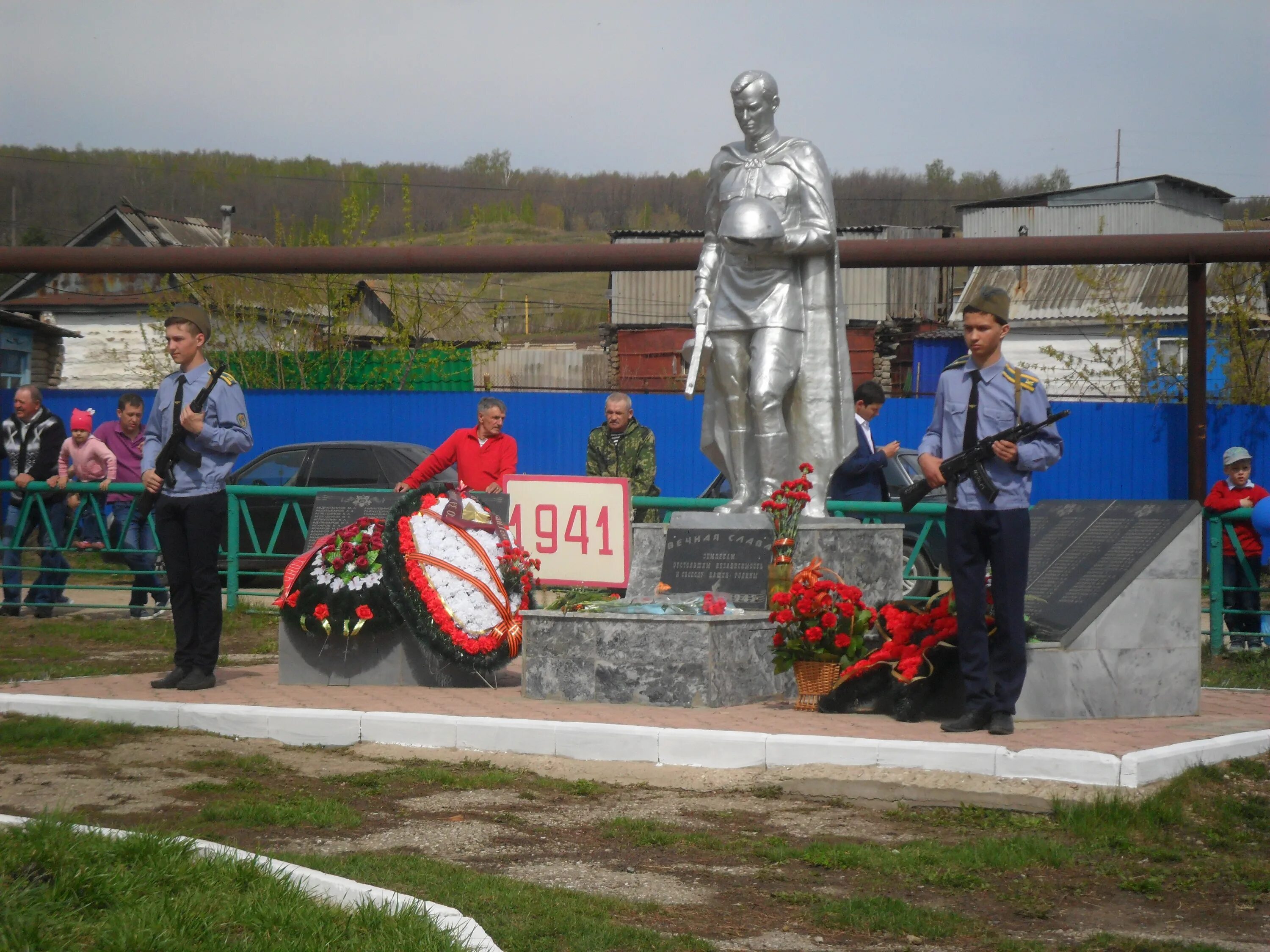 Погода ново усманово камышлинского. Новоусманово самарская область. памятник неизвестному солдату новое усманово камышлинский район. село новое усманово самарской области. камышлинский район.