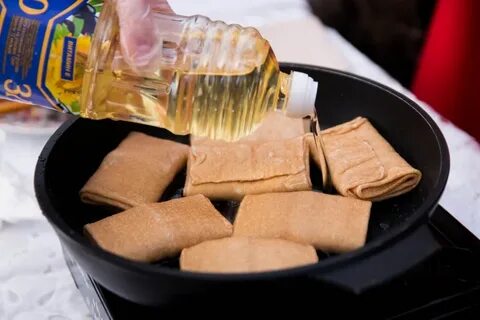Замороженные блинчики с мясом на сковороде