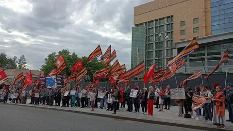 Шаман митинг у посольства сша