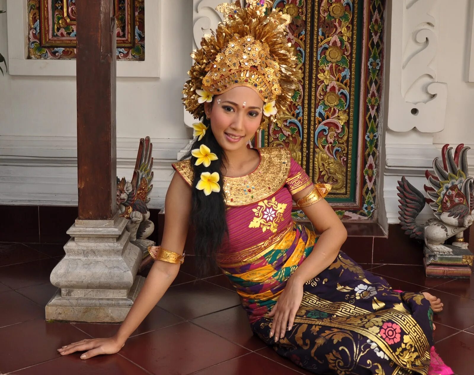 Инфоцигане на Бали. Актриса на Бали. Народные костюмы Бали. Головной убор Бали.