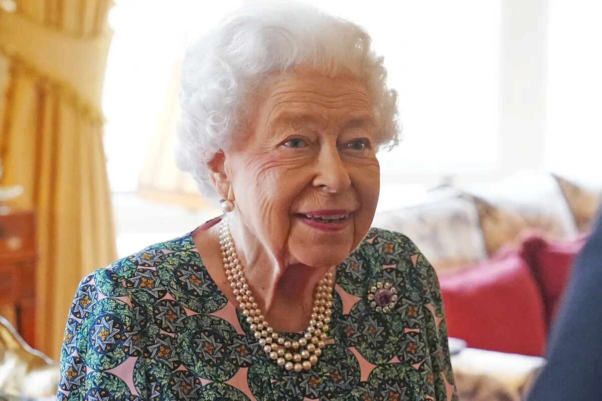 Королева англии елизавета 2 и ее семья. Королева елизавета ii. Елизавета ii подписывает. Королева великобритании елизавета. Свежие новости королева.