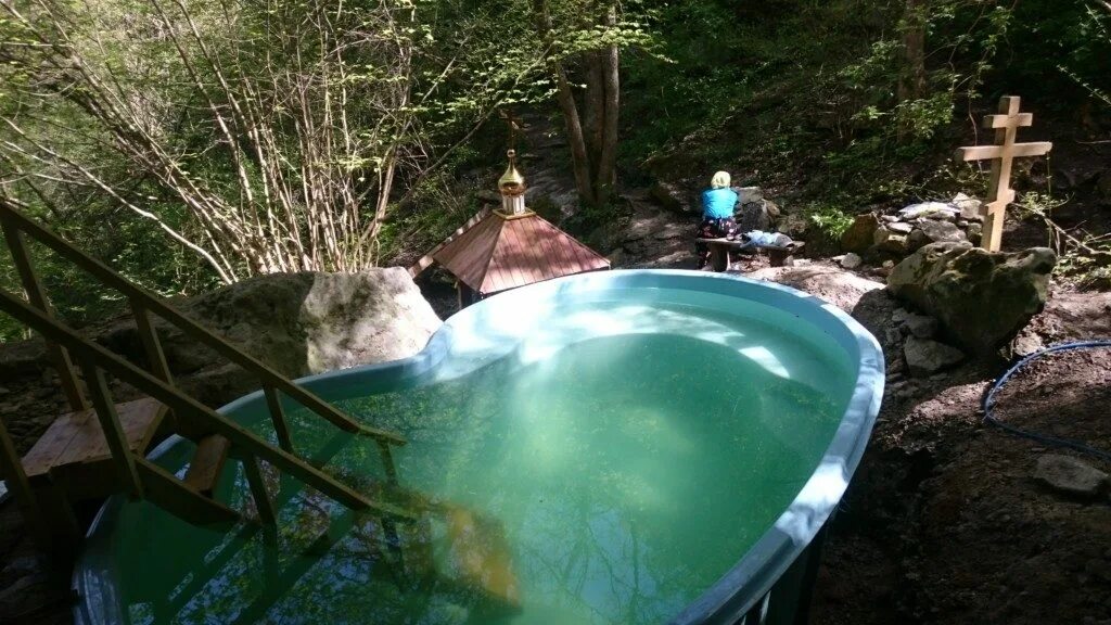 челтер-коба пещерный монастырь купель. купель в монастыре. часовня ксении блаженной купель. родник святой богородицы воронеж. крещальная купель сретенского монастыря.