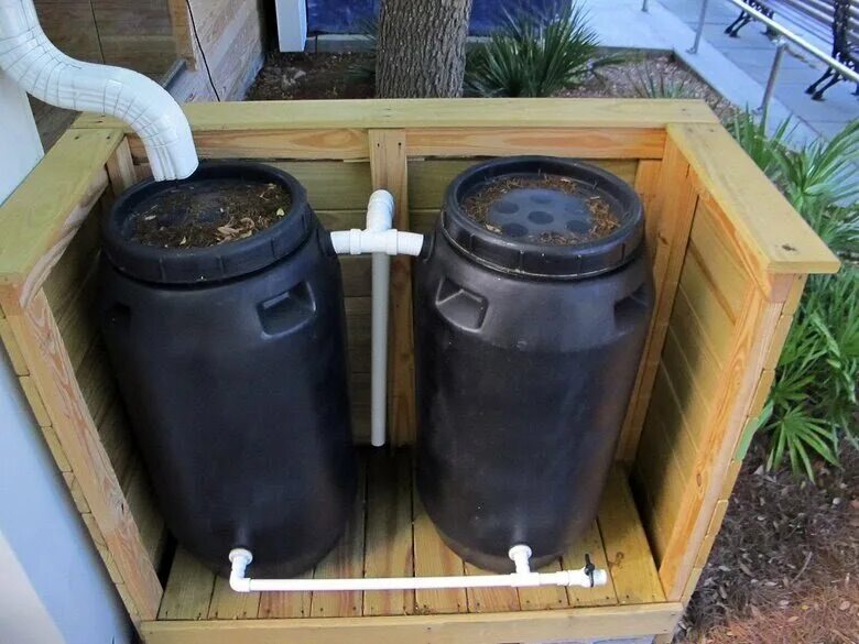 Бак наполняется водой. Дождевая бочка Rain Barrel 240 литров. Емкость для сбора дождевой воды. Септик из полиэтиленовых бочек. Бочка для септика.