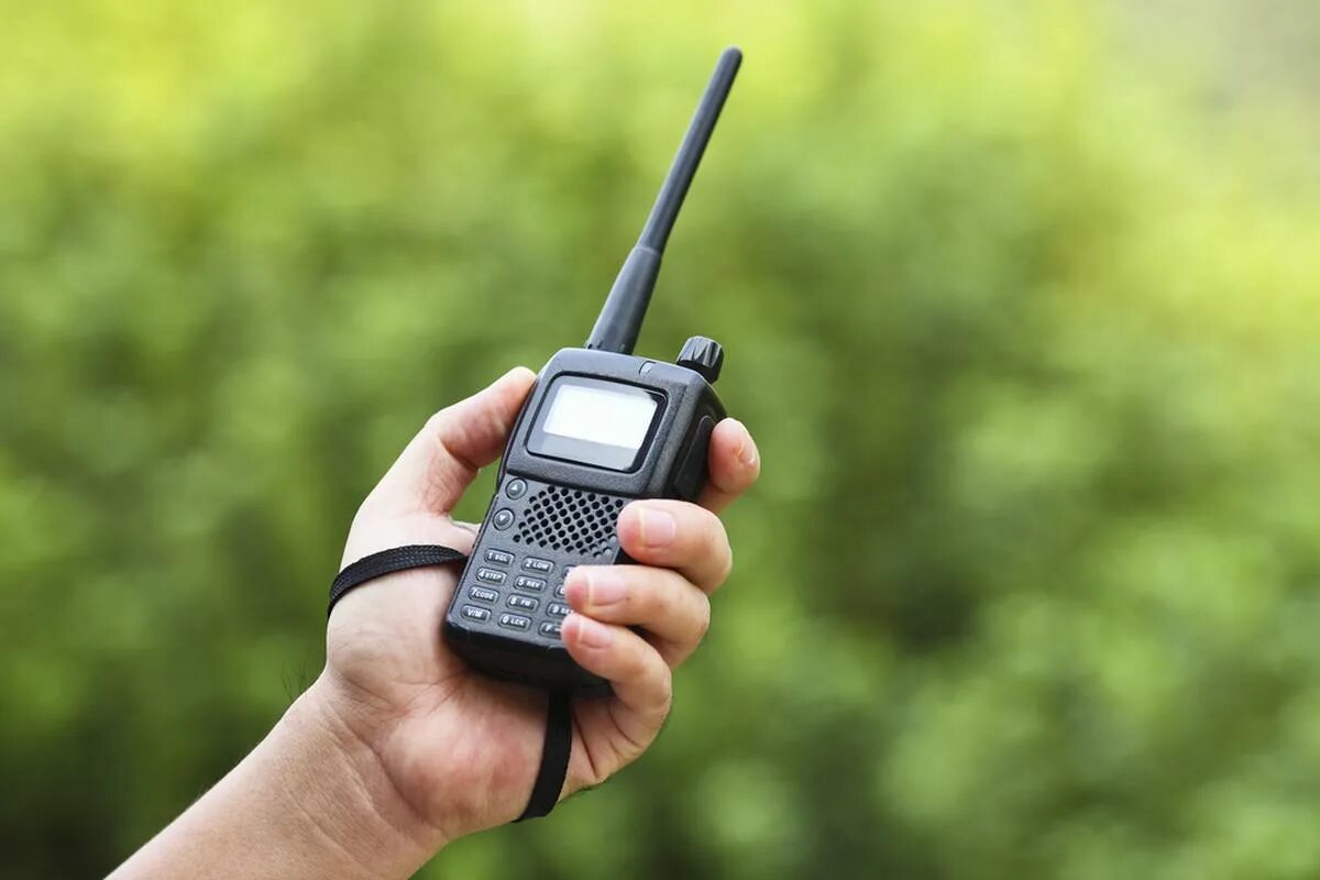 Передаю по рации вам свои абстракции. Walkie talkie рация. первые рации walkie talkie 1990. радиостанция в лесу. радиостанция в походе.