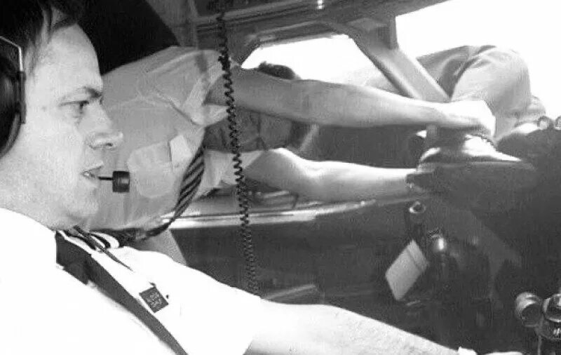 Рейс 5390 british airways 10 июня 1990 года. Самолет пилот вылетел. Самолет пилот вылетел. Самолет пилот вылетел. Ланкастер пилот 1990.