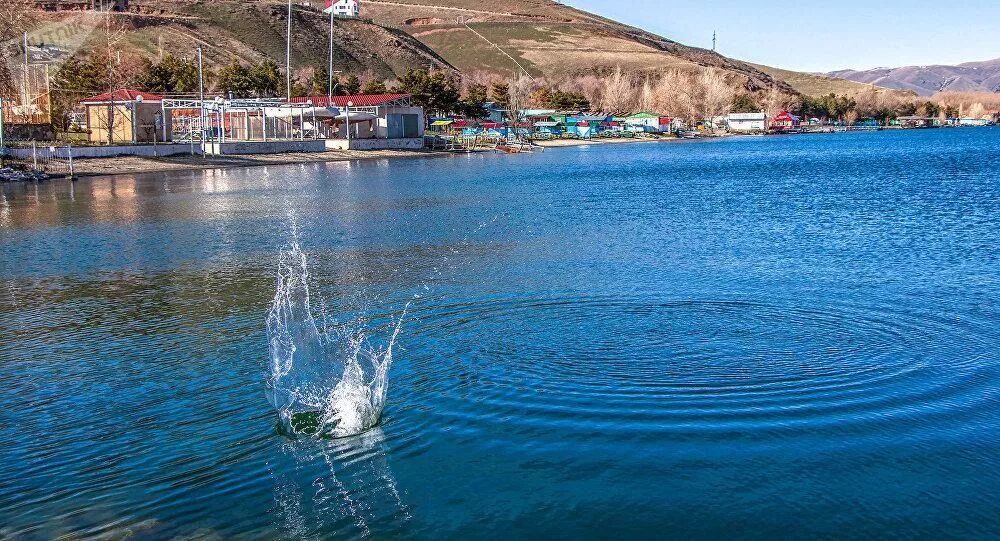 Озеро севан вода. Озеро Севан. Оз Севан Армения. Озеро Sevan Армения летом.