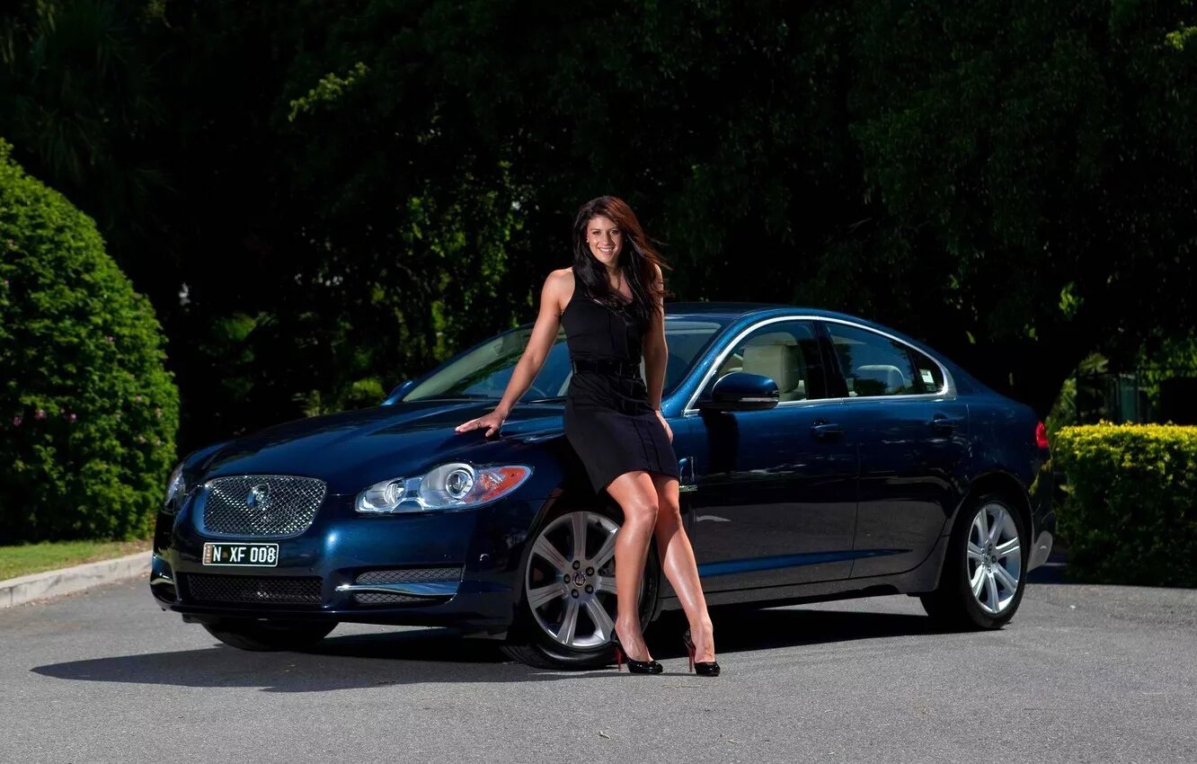 Фото около машины. Красивая девушка около машины. Женщина в автомобиле. Машины для женщин. Авто для женщин.