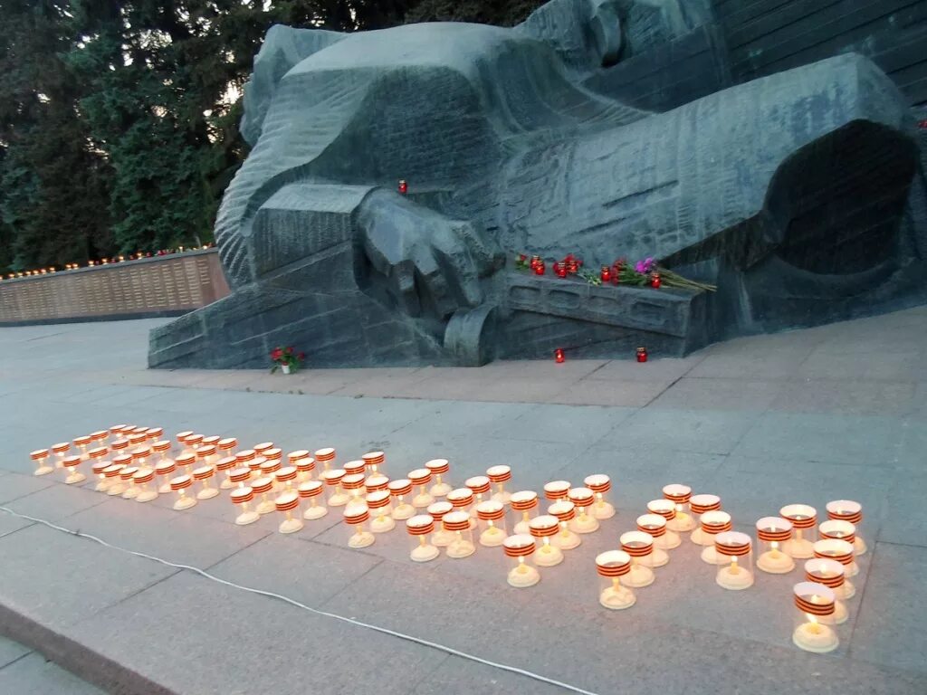 День памяти жертв второй мировой войны. Вечный огонь Воронеж. Вечный огонь Воронеж памятник. Вечный огонь в городе Воронеж. Монумент вечный огонь Воронеж.