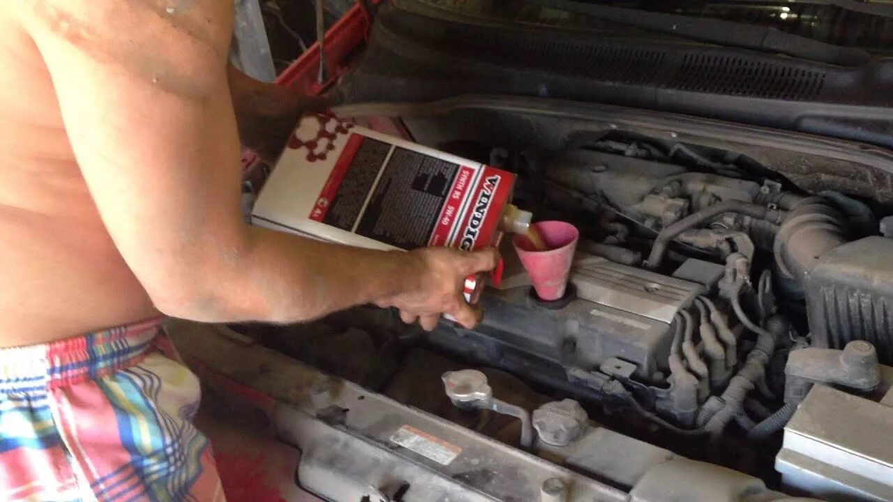 Куда заливать масло в hyundai getz. Заливай масло в двигатель в hyundai getz. Замена лампы в фаре getz. Разъем ближнего света акцент тагаз. Клипсы на центральную консоль хендай гетц.