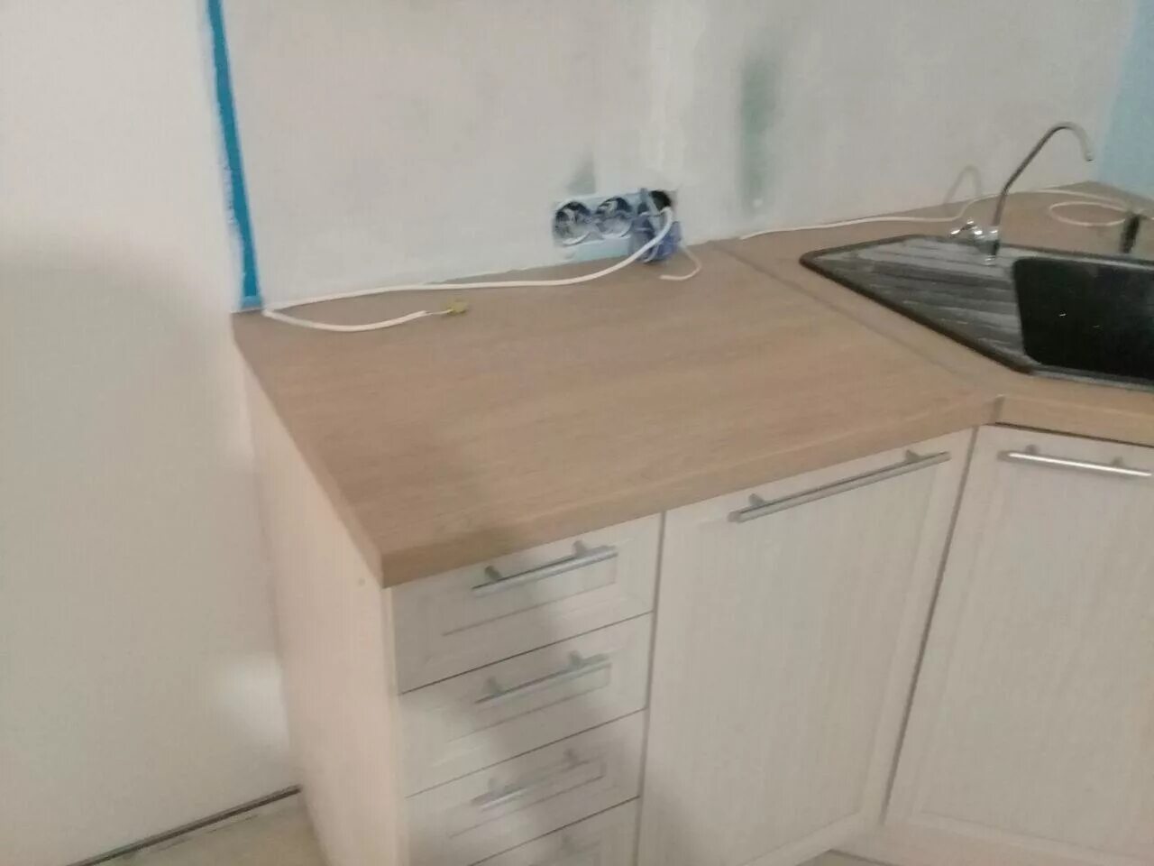 Столешница для кухни 80 см глубина. Кухня со столешницей 80 см глубина. Столешница кедр базальт 3063. Кухня со столешницей 80 см глубина. Столешница глубиной 80 см.