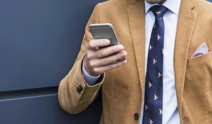 бизнесмен с папкой. человек-невидимка. расследование. госслужащий. госслужащий.