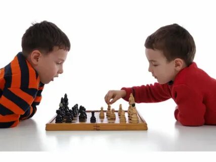 Мальчики играют в шахматы