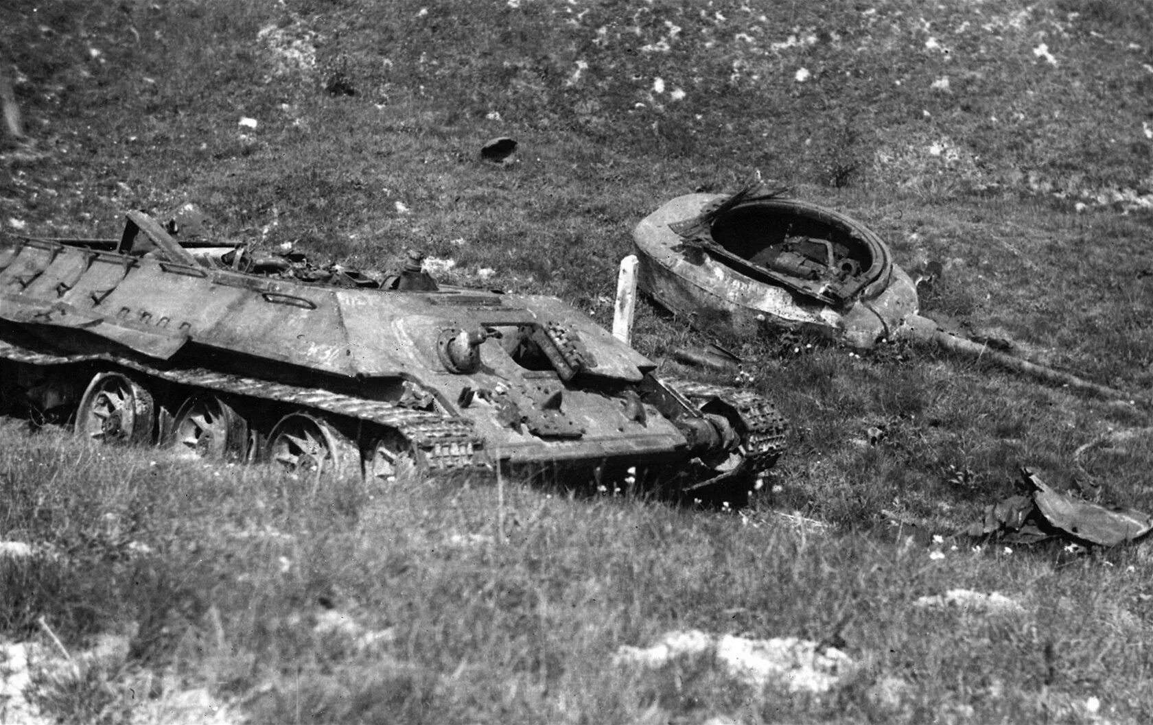 Подбитый т 34 85. Т 34 85 уничтоженный. Подбитые танки т-34-85. Подбитый танк т34-85. Подбитые советские танки