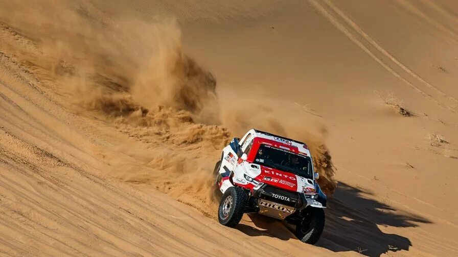 Toyota hilux dakar 2022. Гк дакар. Ралли дакар внедорожники. Montrans. Сто дакар.