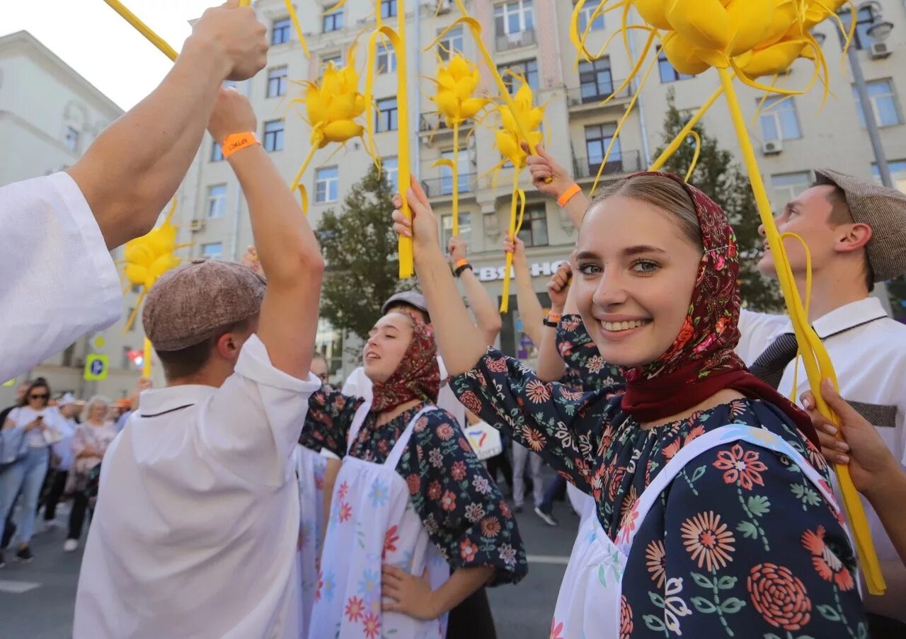 Московский мероприятия сегодня. Праздник в городе. Москва праздник. Гуляния в городе. Люди на празднике в городе.