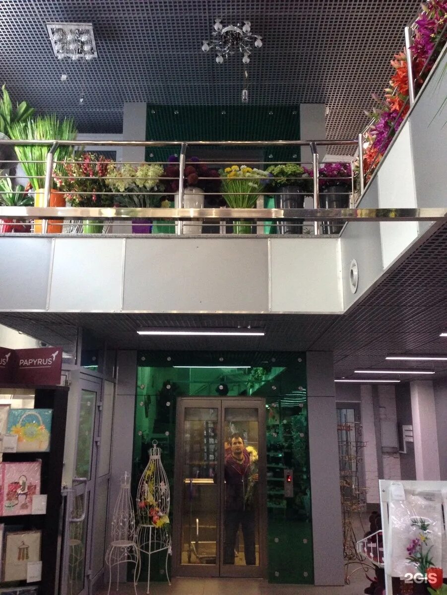интерьер цветочного магазина. маки первоуральск. цветок ассортимент. интерьер цветочного магазина. оборудование для магазина цветов.