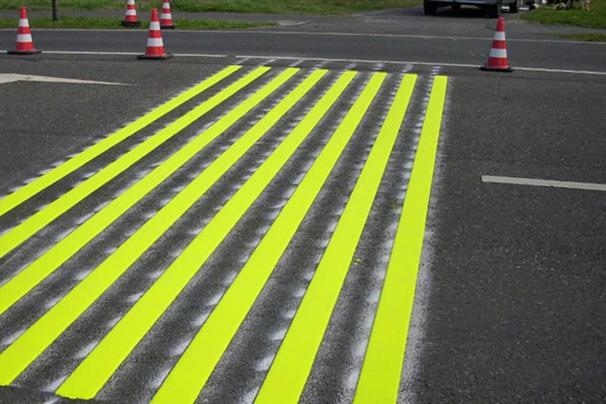 Желтая полоса на дороге. Шумовые полосы для дорожной разметки. Шумовая разметка на дороге. Шумовые полосы разметка. Продольные шумовые полосы.