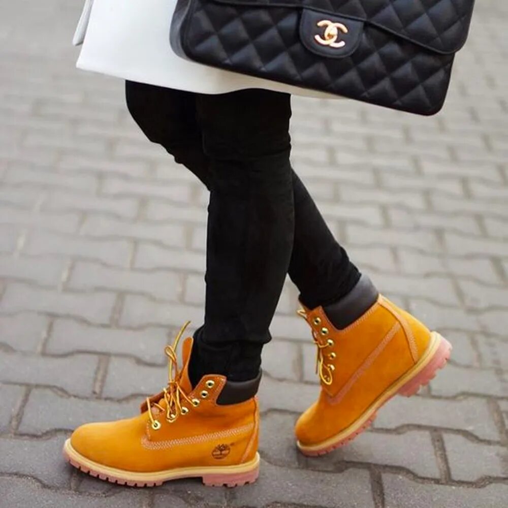 Образ с желтыми ботинками женский. Желтые ботинки носить с. Лук с тимберлендами зимний. Одежда под тимберленды для женщин. Желтые ботинки носить с.