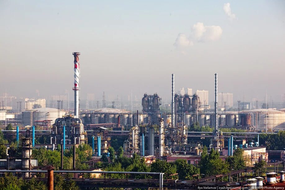 Нпз сегодня. Капотня завод мнпз. капотня в москве завод нефтеперерабатывающий. нефтеперерабатывающий завод в капотне. московский нпз – московский нефтеперерабатывающий завод.