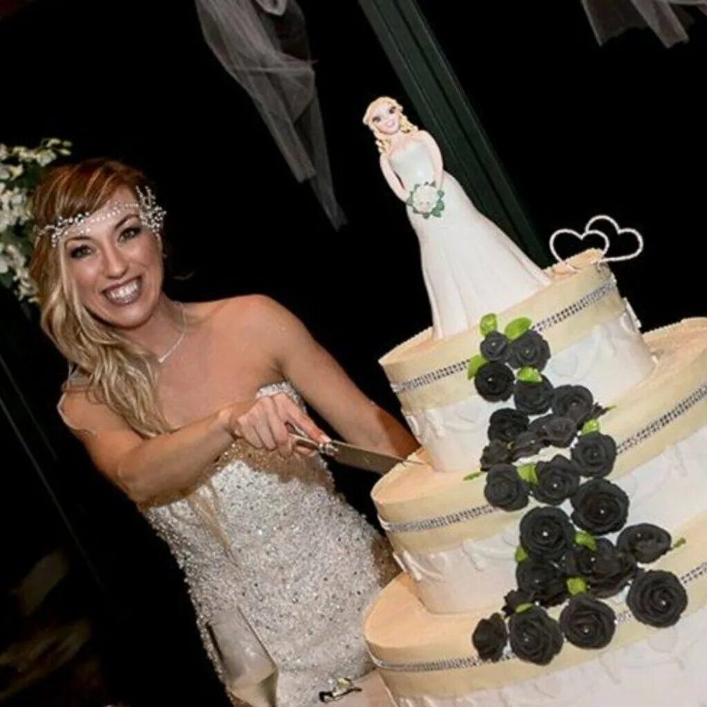 Итальянка вышла замуж. Девушка вышла замуж за ковер. Женщина выходит из торта. Уж замуж невтерпеж картинки. Сологамия свадьба.