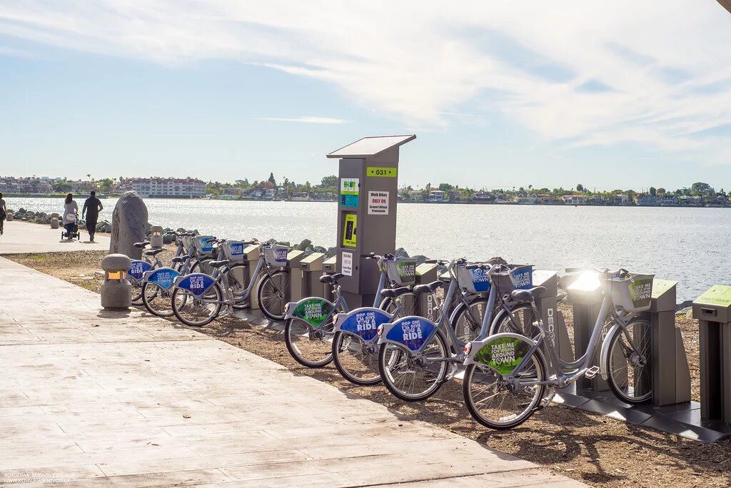 велосипедная набережная казань. юбилейный мост калининград. прокат на набережной. велопрокат во франции. парк горького велосипеды.