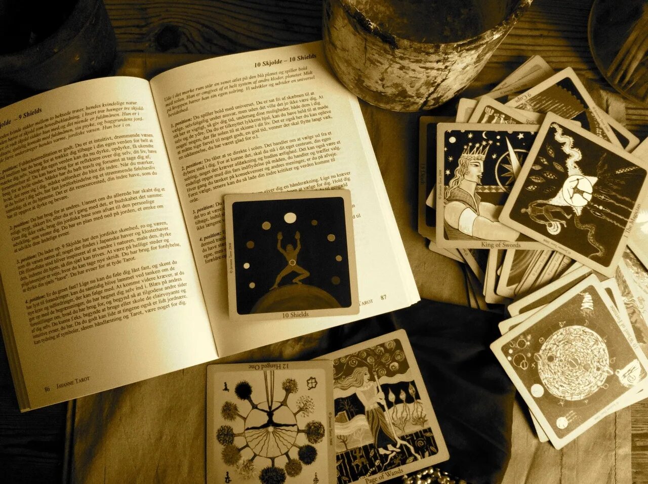 Гадание таро книга. Книги по таро. книжка по таро. карты таро книга. старые книги по таро.