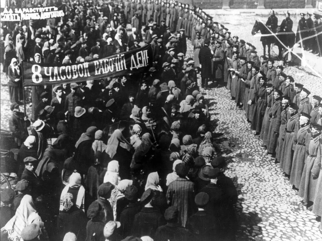 Февральская революция 1917 забастовки. Забастовка в Петрограде 1917. Февральская революция 1917 демонстрация. Митинг рабочих 1917. Рабочие после революции