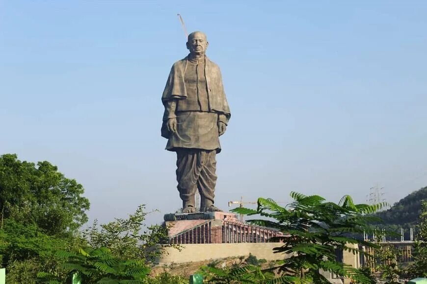 Первые памятники в мире. Гуджарат Индия статуя единства. Статуя в Индии 182 м. Статуя единства — статуя Валлабхаи Пателя. Статуя Валлабхаи Патель в Индии.