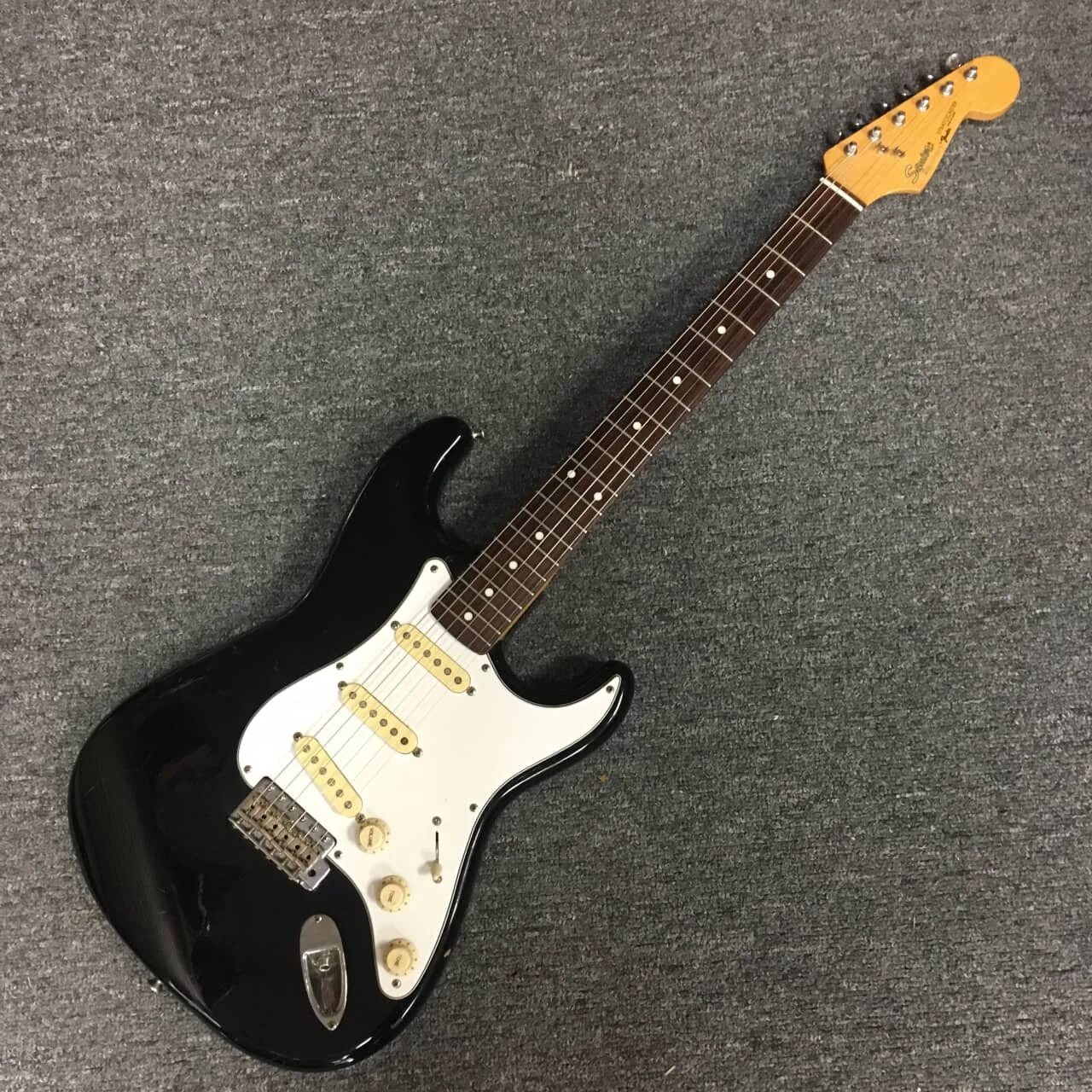 Фендер скваер блек 150 Блэк. Squier Stratocaster 2000 год. Fender Stratocaster mij 96 года s/n u021547. Фендер стратокастер черный.