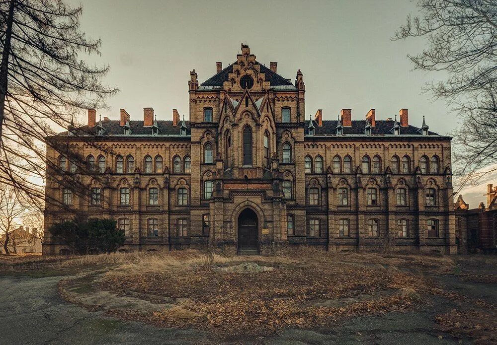 Особняк гарибальди тольятти. Заброшенное поместье в польше. Дворец марукхатайаван. Старый дворец. Замок ле-кенель франция.