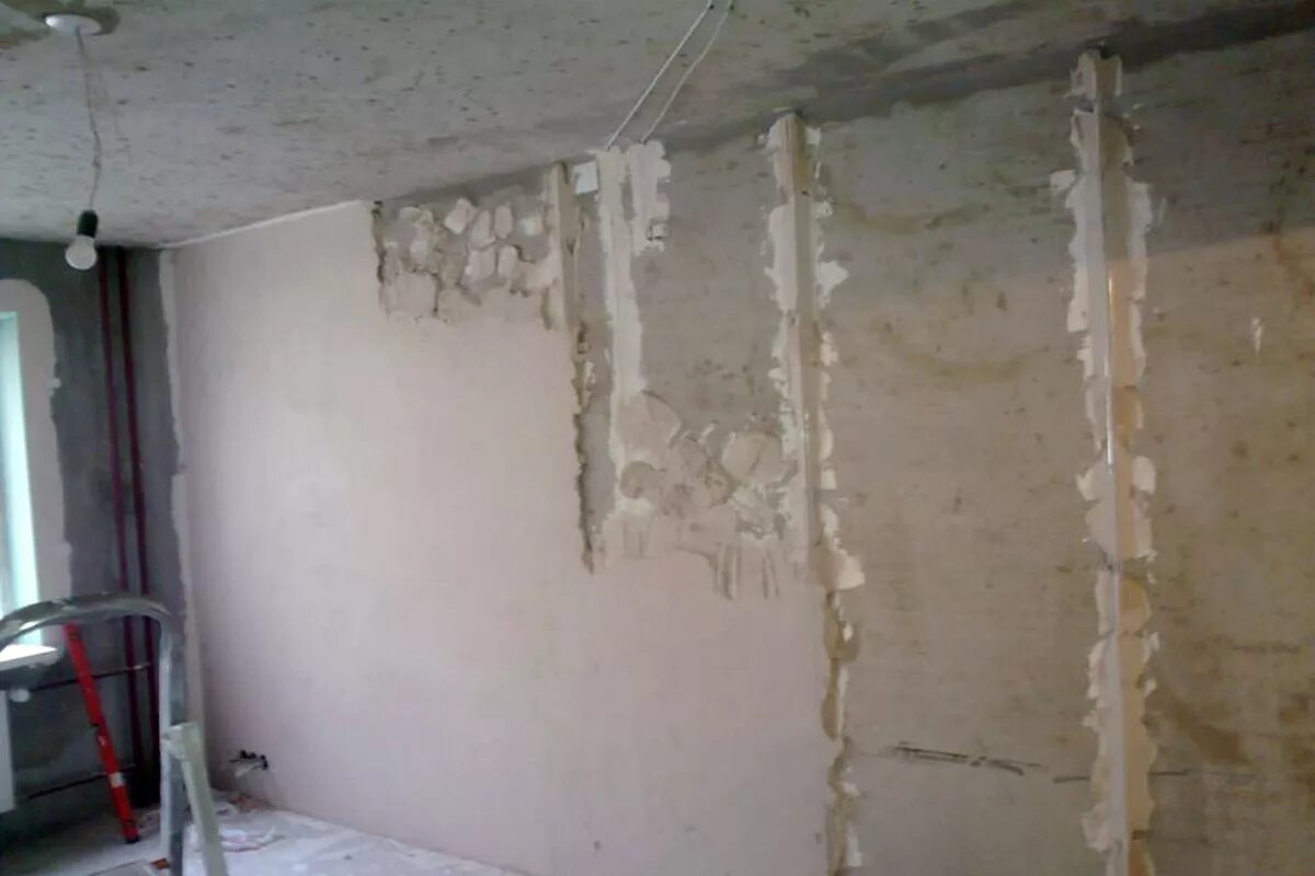 Штукатурка стен фото. Штукатурка стен ЦПС по маякам. Штукатурка 30 мм по маякам. Штукатурка стен по маякам гипсовой штукатуркой. Гипсовая штукатурка на стене.