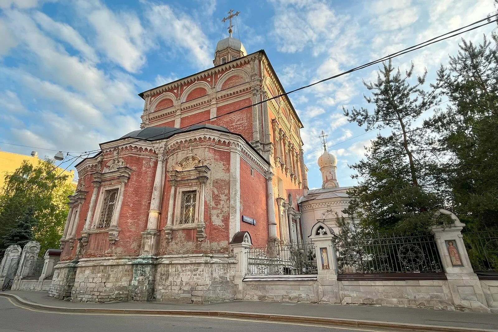 Храм в барашах. Храм введения во храм пресвятой богородицы в барашах. введенская церковь в барашах. храм в барашах словущего воскресения духовенство. часовня 17 века.