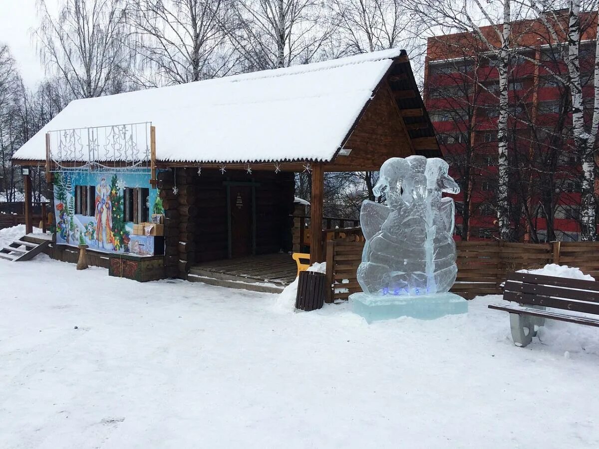 Ледовый городок город сатка. Златоуст ледяной городок. Снежный городок у дк. Златоуст машзавод парк. Ледовый городок в златоусте.