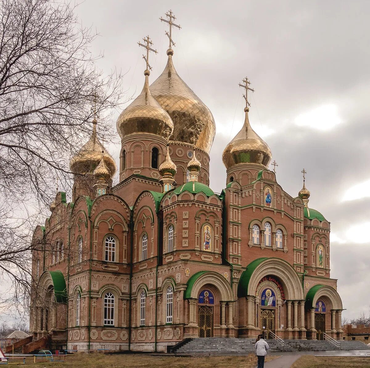 Храмы луганска. Храм в честь иконы божией матери умиление луганск. Свято троицкий православный кафедральный собор. Храмы луганска. Свято-владимирского собора г.