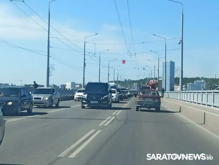 Саратовский мост 2023. Пробка на мосту Саратов Энгельс. Авария на мосту Саратов 2023-2. Саратов пробки на мосту.