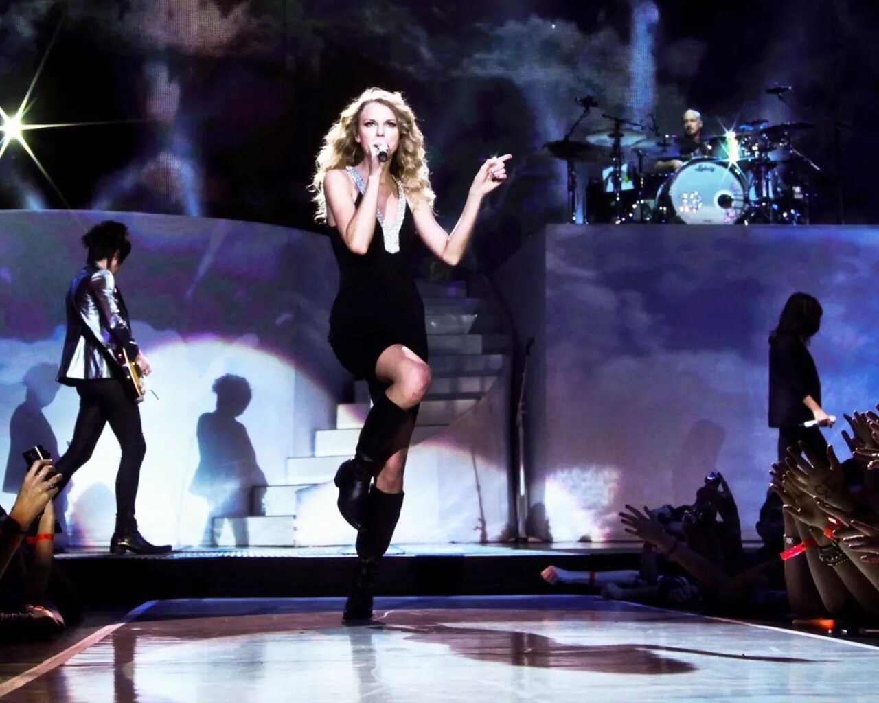 Тейлор Свифт на сцене. Taylor Swift Fearless Tour. Фото Тейлор Свифт на сцене. Певица Тейлор Свифт на сцене.