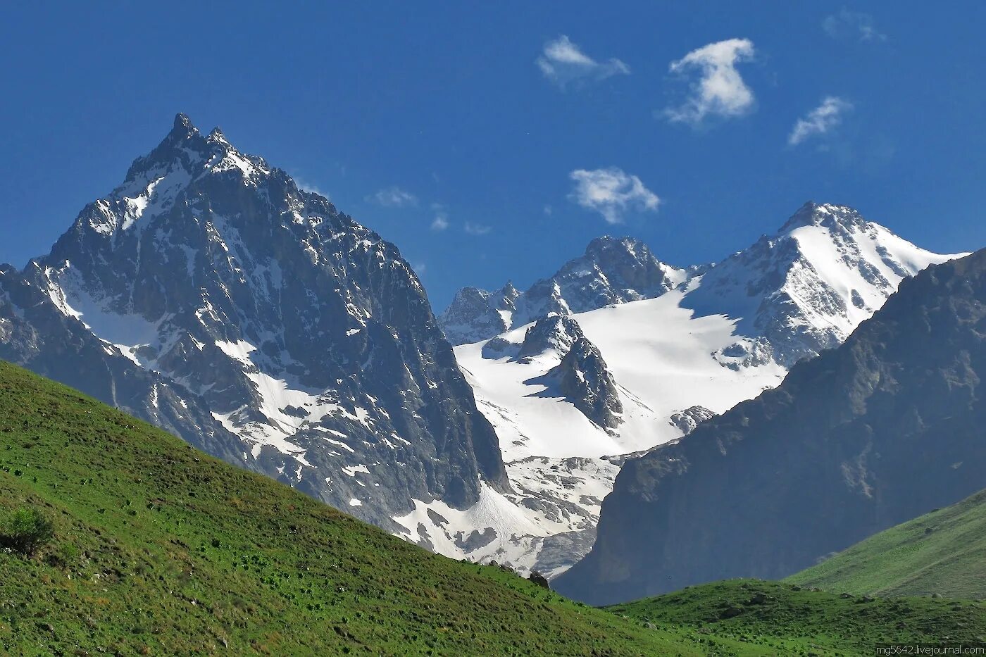 Наивысшая гора северного кавказа. Горы Северной Осетии. Северная Осетия горы лето. Уилпату гора Северная Осетия. Горы Кавказа Южная Осетия.