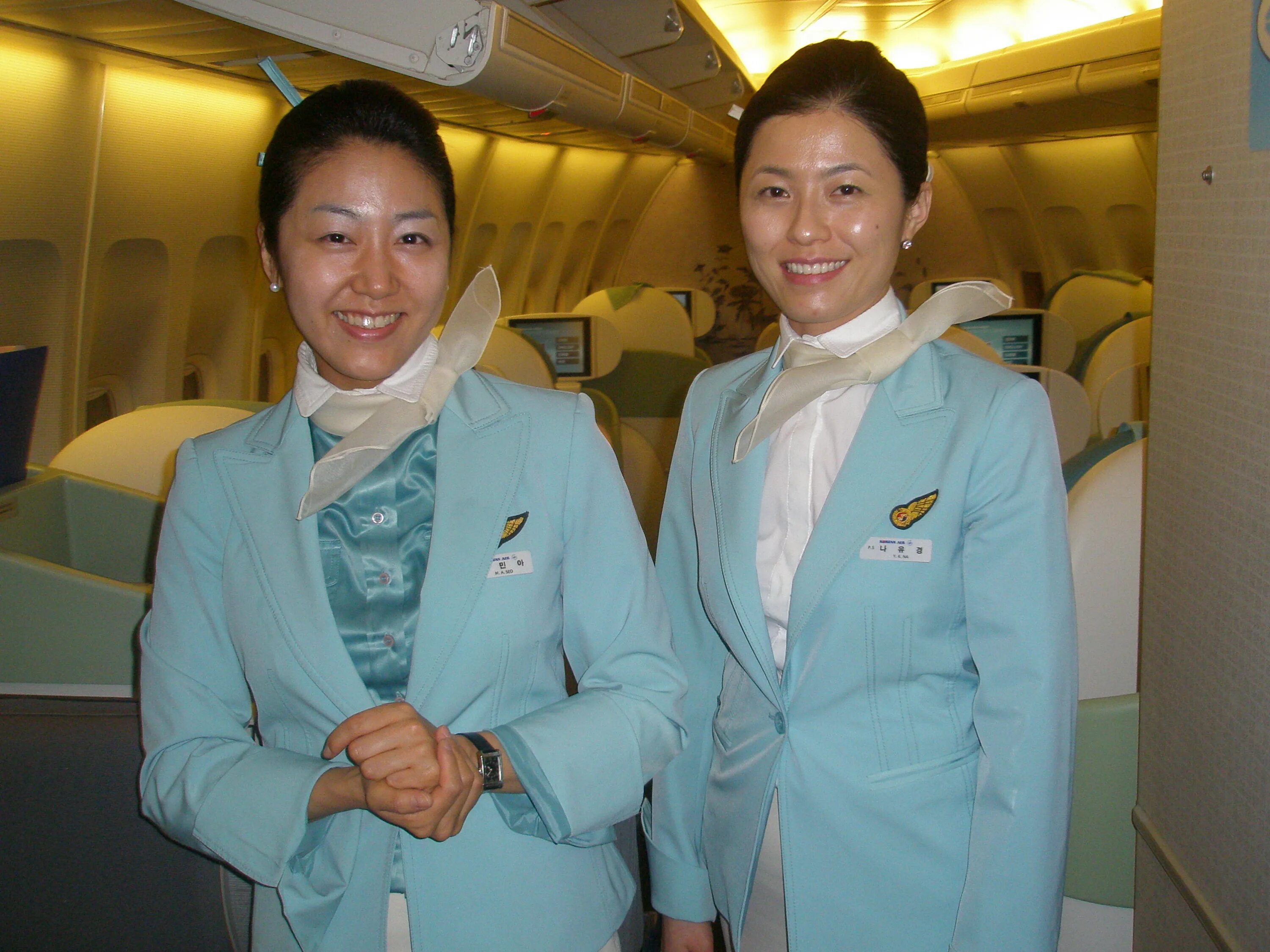 China eastern airlines багаж. Korean air бортпроводники. эйр корё бортпроводник. china eastern airlines стюардессы. причёски корейских стюардесс.