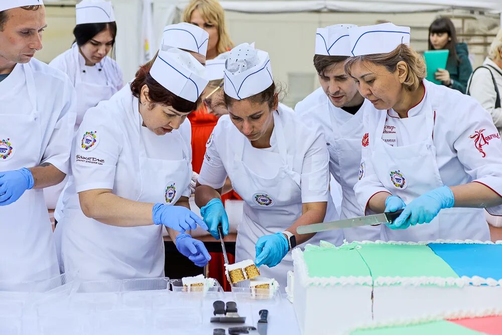 Кондитерский мастер класс. Праздник день кондитера. Кондитер технолог профессия. Специальность повар кондитер. Шеф кондитер знаменитый.