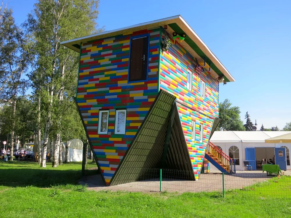 Музей вверх дном в санкт-петербурге. Музей дом вверх дном в санкт-петербурге. Дом-перевертыш на ввц. Дом перевертыш ярославль остров даманский. Дом перевертыш уфа.