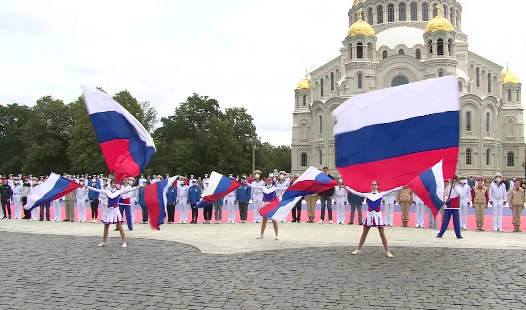 Флаги россии в спб. Триколор России флаг 1991. Августовский путч 1991 флаг России. Белый дом с российским флагом. Белый дом с триколором.