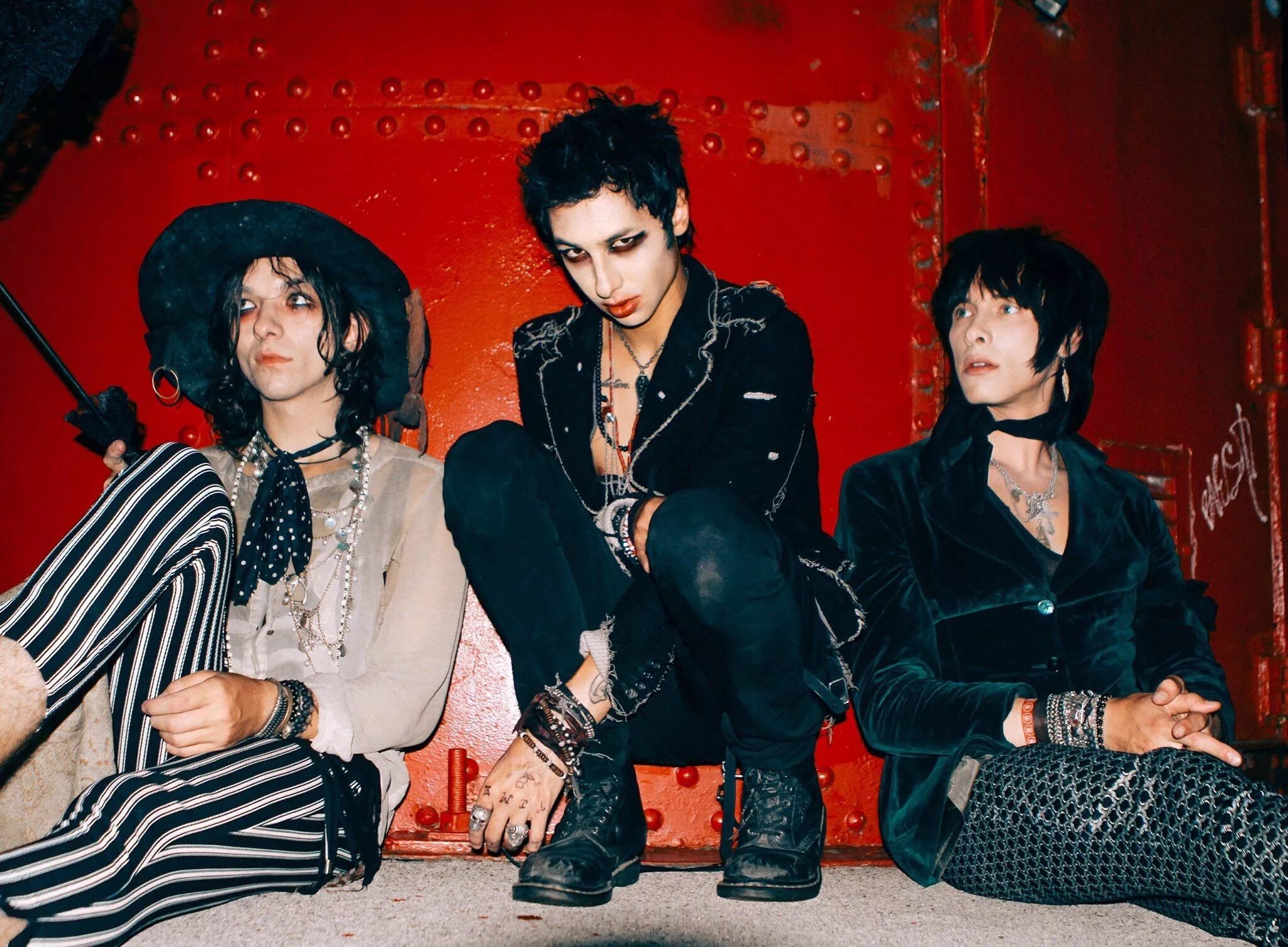 Palaye royale dead. Группа Palaye Royale. Группа Palaye Royale участники. Palaye Royale Эмерсон. Palaye Royale участники Эмерсон.