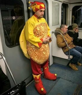 Люди в странных костюмах